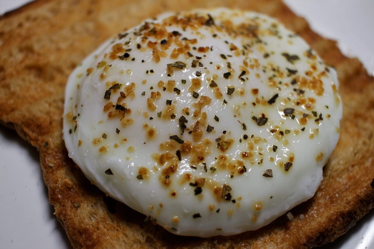 How to Make Perfectly Poached Eggs Without a Poacher